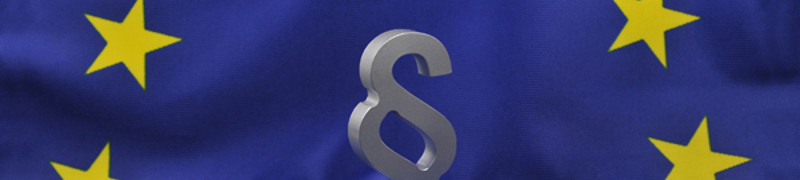 Paragraph auf einer blauen Europafahne mit gelben Sternen