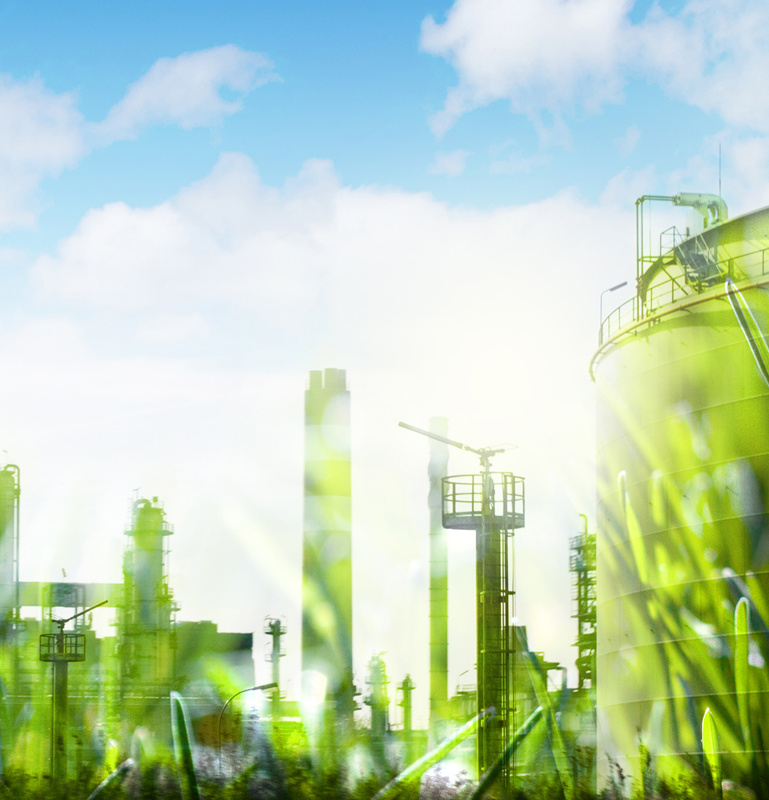 Fabrik mit grünem Gras und blauem Himmel