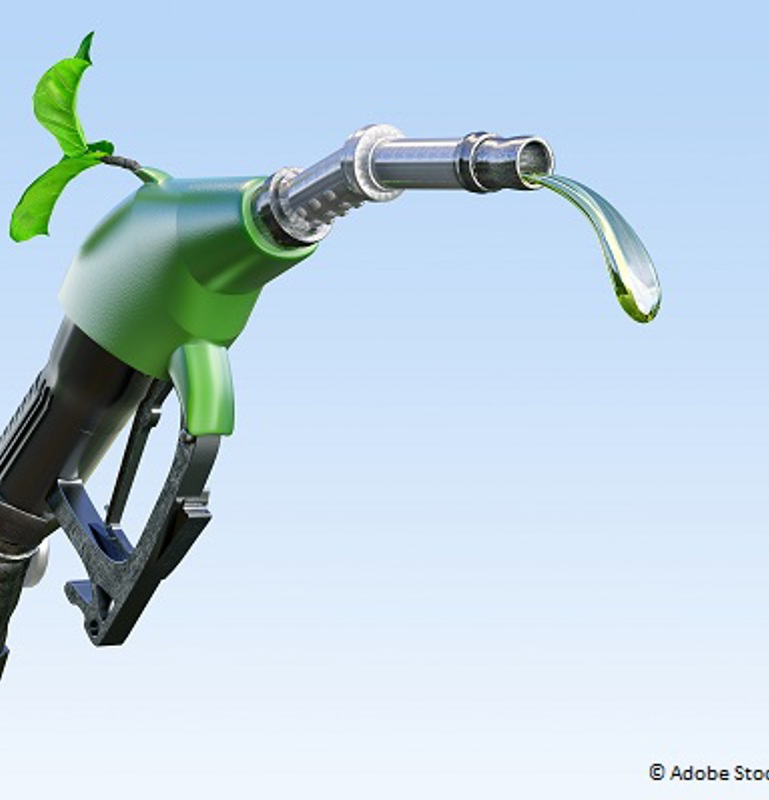 Zapfpistole mit Biokraftstofftropfen und wachsendem grünen Spross, der die Umweltfreundlichkeit symbolisiert